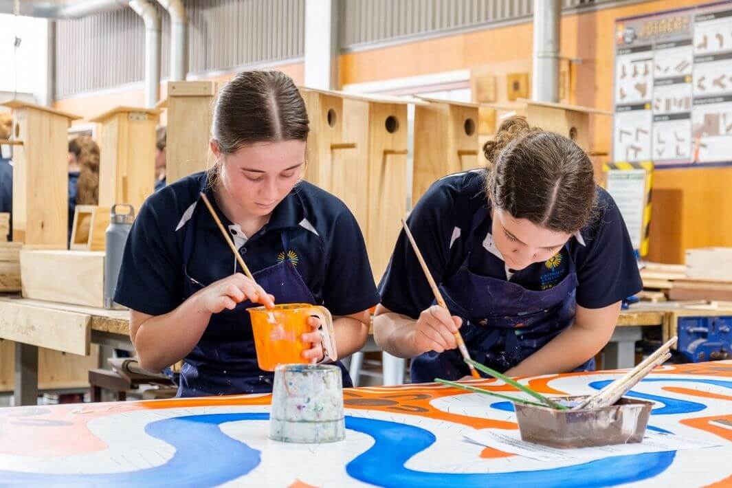 Wodonga students working with yorta yorta artist