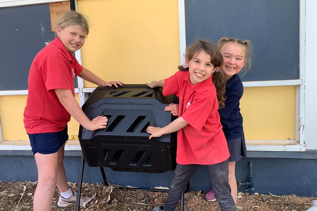 Ross Park Primary School’s ‘ReThink and RePlace Waste’ project set about increasing awareness among parents, teachers and families about food waste and how to recycle, repurpose and reducing their waste.
